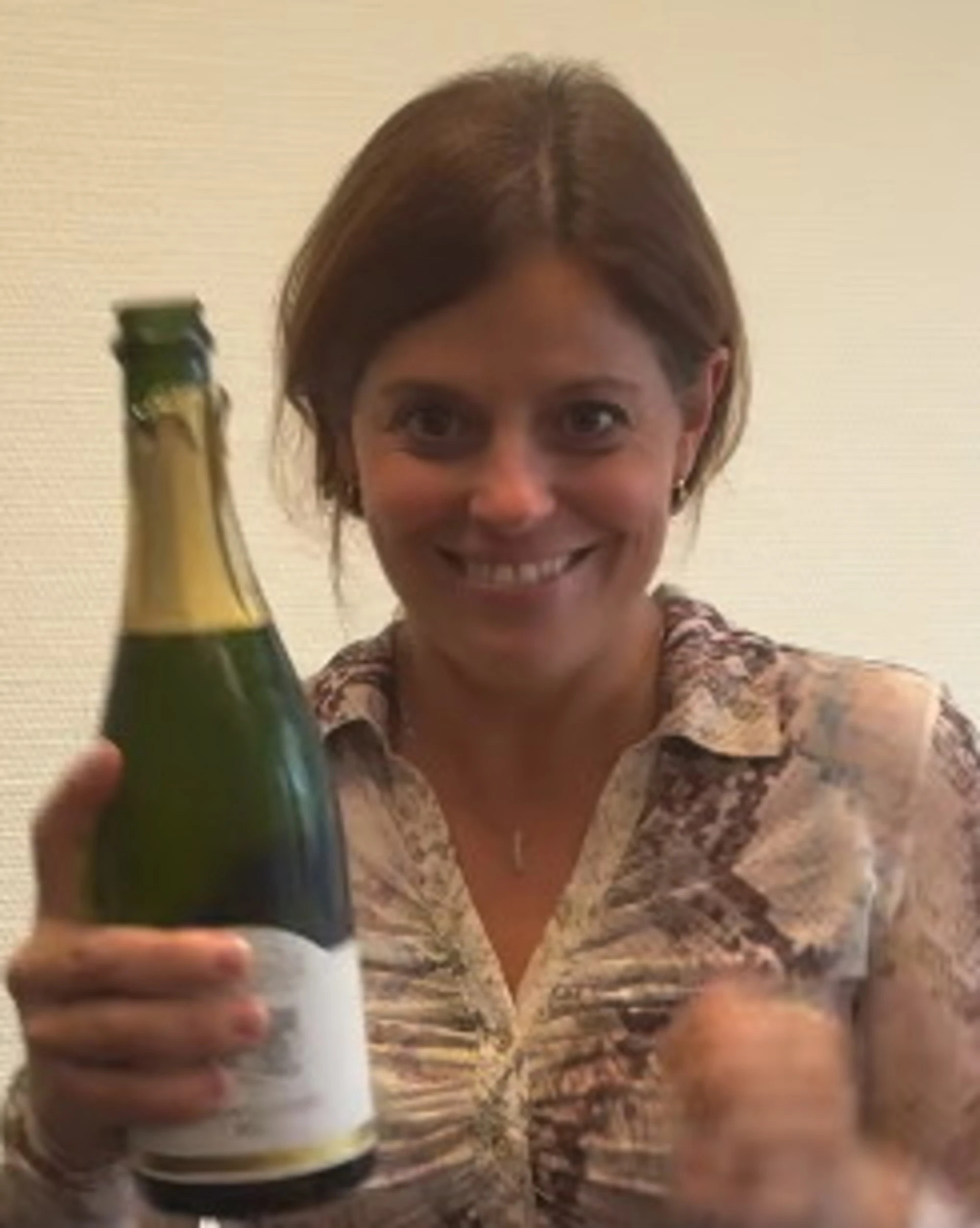 Ilaria Salis festeggia l'impunità stappando: l'ultimo sfregio