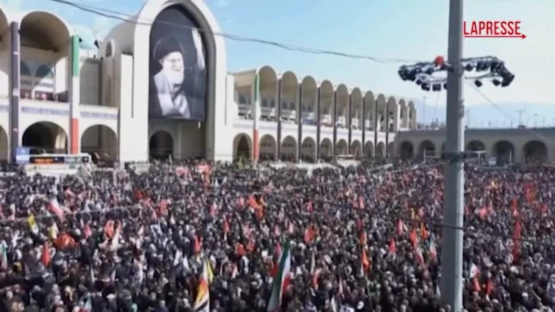 Iran, migliaia di persone davanti alla Moschea di Teheran per i funerali di Khamenei