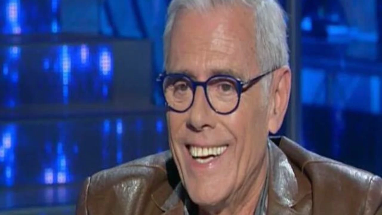 Domenica In, Teo Teocoli riceve un sms in diretta dalla moglie: grave imbarazzo, la Venier manda la pubblicità