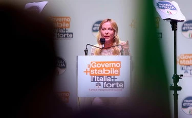 Giorgia Meloni ferma il comizio a Bari: "Era mia figlia al telefono"