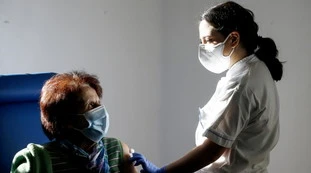 Coronavirus, bollettino 10 febbraio: contagi e morti, meglio di una settimana fa. Verso dati da "zona bianca"?