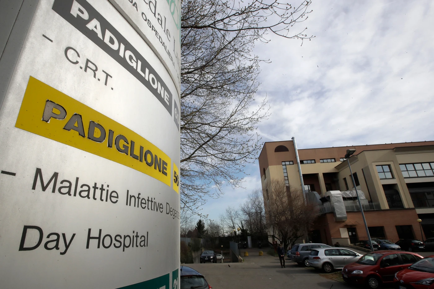 Coronavirus, il sistema sanitario lombardo rischia il collasso: terapia intensiva, letti insufficienti?