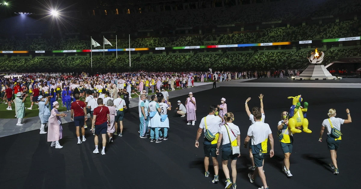 Tokyo 2020, "mai accaduto prima". Disastro Rai alla cerimonia di chiusura: parte l'inno nazionale, e poi...