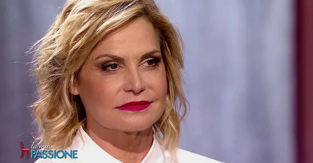 Simona Ventura criticata da un utente Twitter: "Conduttrice delle occasioni mancate". E lei: "Posa il fiasco"
