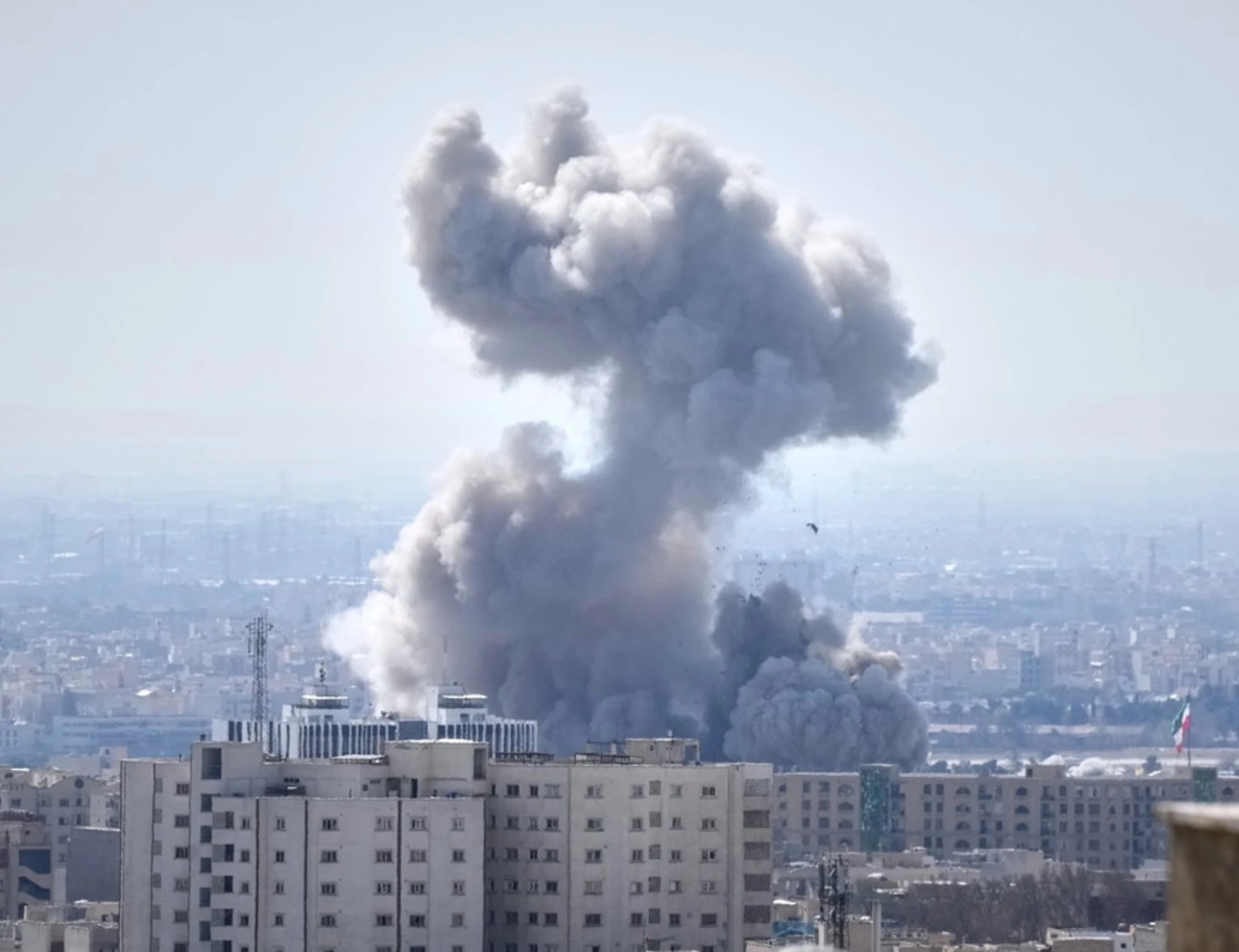 Iran, Usa e Israele non escludono l'invio di truppe. I Pasdaran: "Hormuz chiuso, bruciamo chiunque passi"