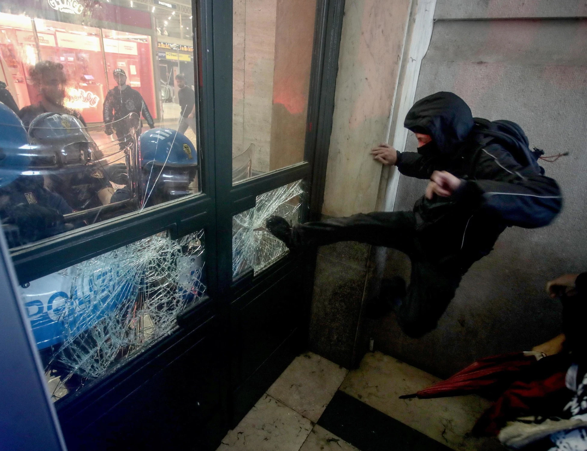 Milano, violenza pro-Pal in Centrale? Fermati 6 antagonisti del centro sociale regolarizzato da Beppe Sala