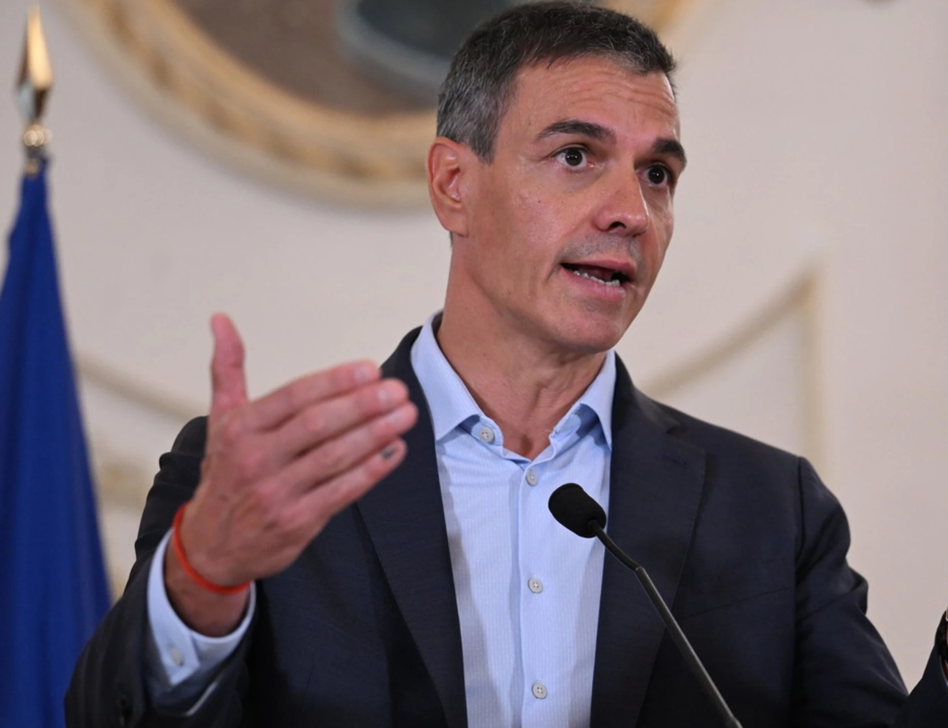 La polizia spagnola bastona Sanchez: "Improvvisatore"