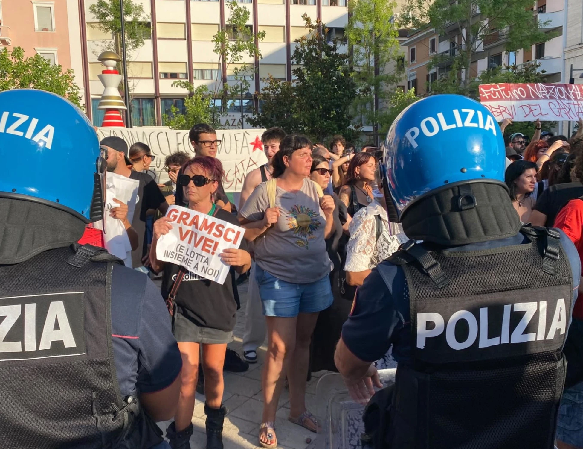 Generale Vannacci, tensione al comizio a Pescara: interviene la polizia