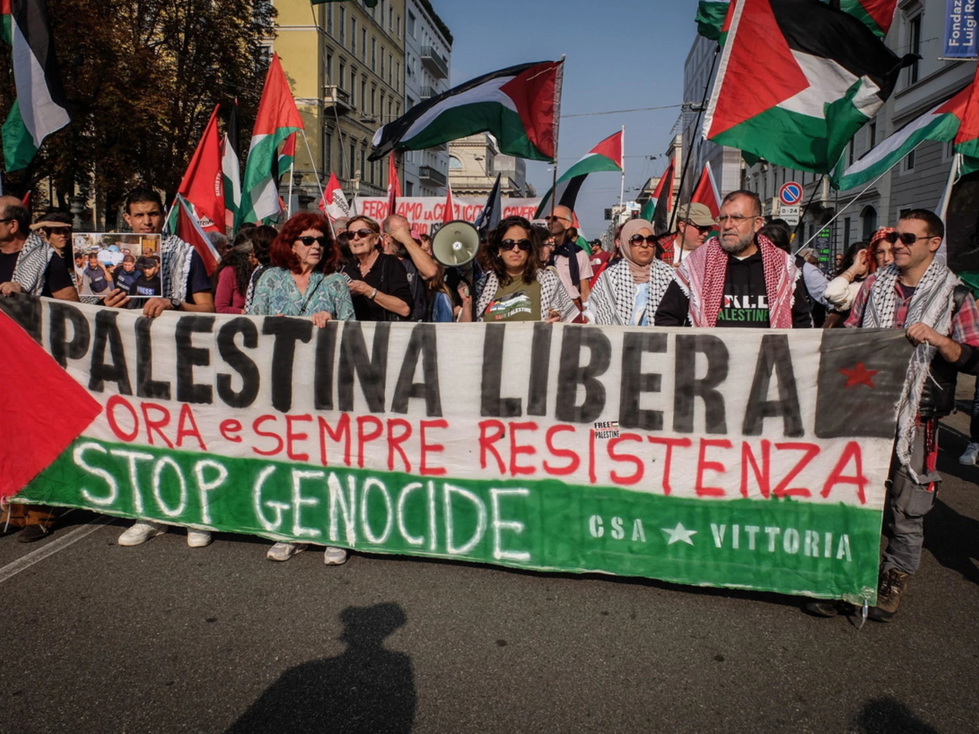 Pro-Pal, orrore in corteo a Milano: "Gli stupri? Mai avvenuti"