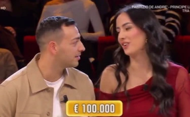 Affari tuoi, Benedetta tira uno schiaffetto al marito