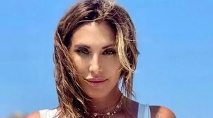 Sabrina Salerno oltre la censura: maglia bagnata, si vede letteralmente tutto