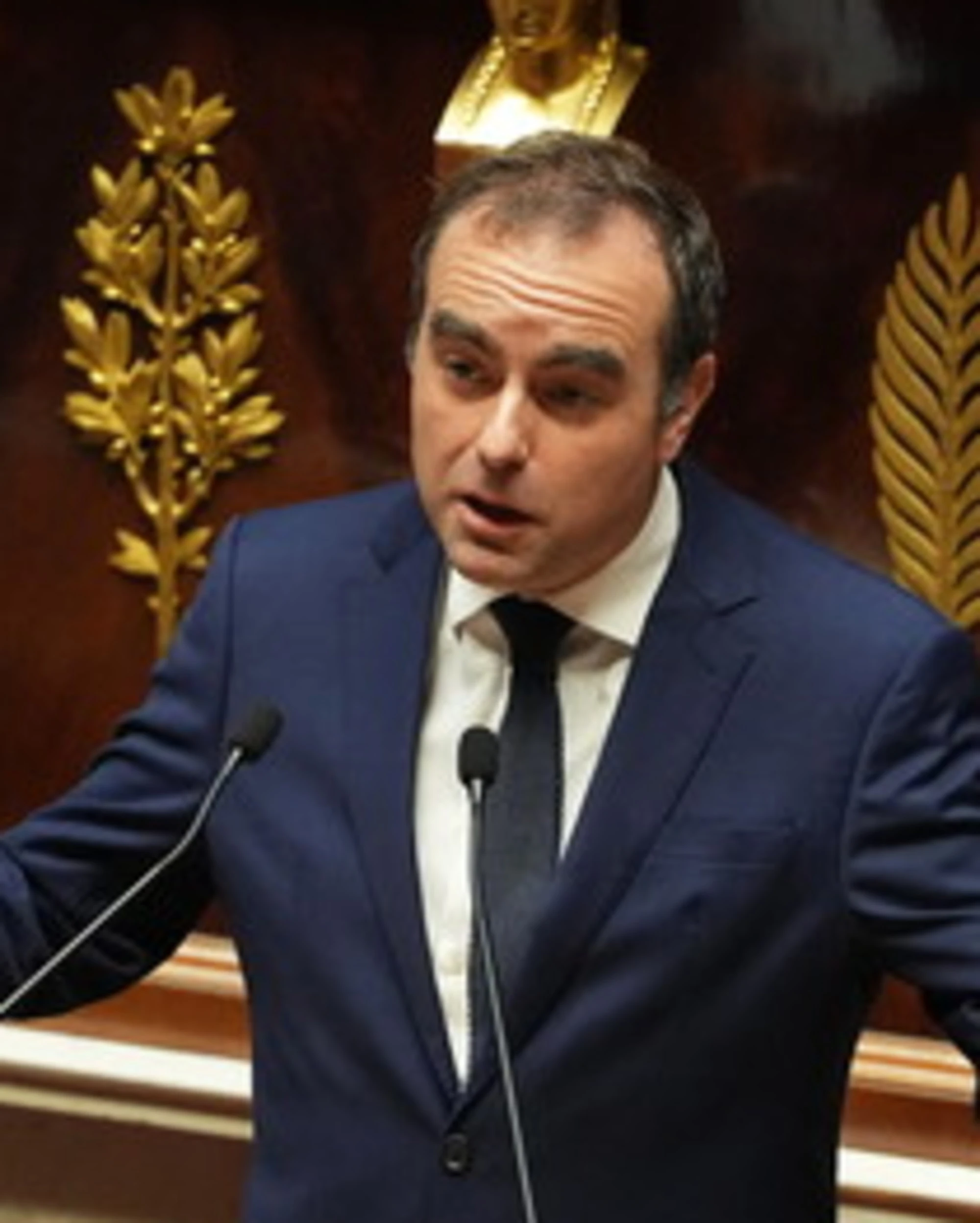 Lecornu, salvo per 18 voti: mozioni di sfiducia respinte