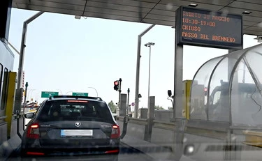 Brennero, follia ambientalista: blocco totale del traffico e inferno al valico