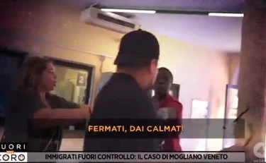 L'immigrato terrore di Mogliano Veneto aggredisce l'inviata di Giordano: "Chiudi la bocca", e mani addosso