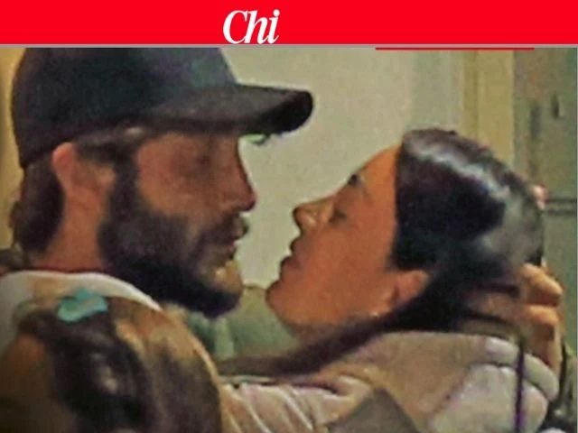 Isola dei famosi, Stefano De Martino beccato dai paparazzi al ristorante con l'ex di Gianluca Vacchi