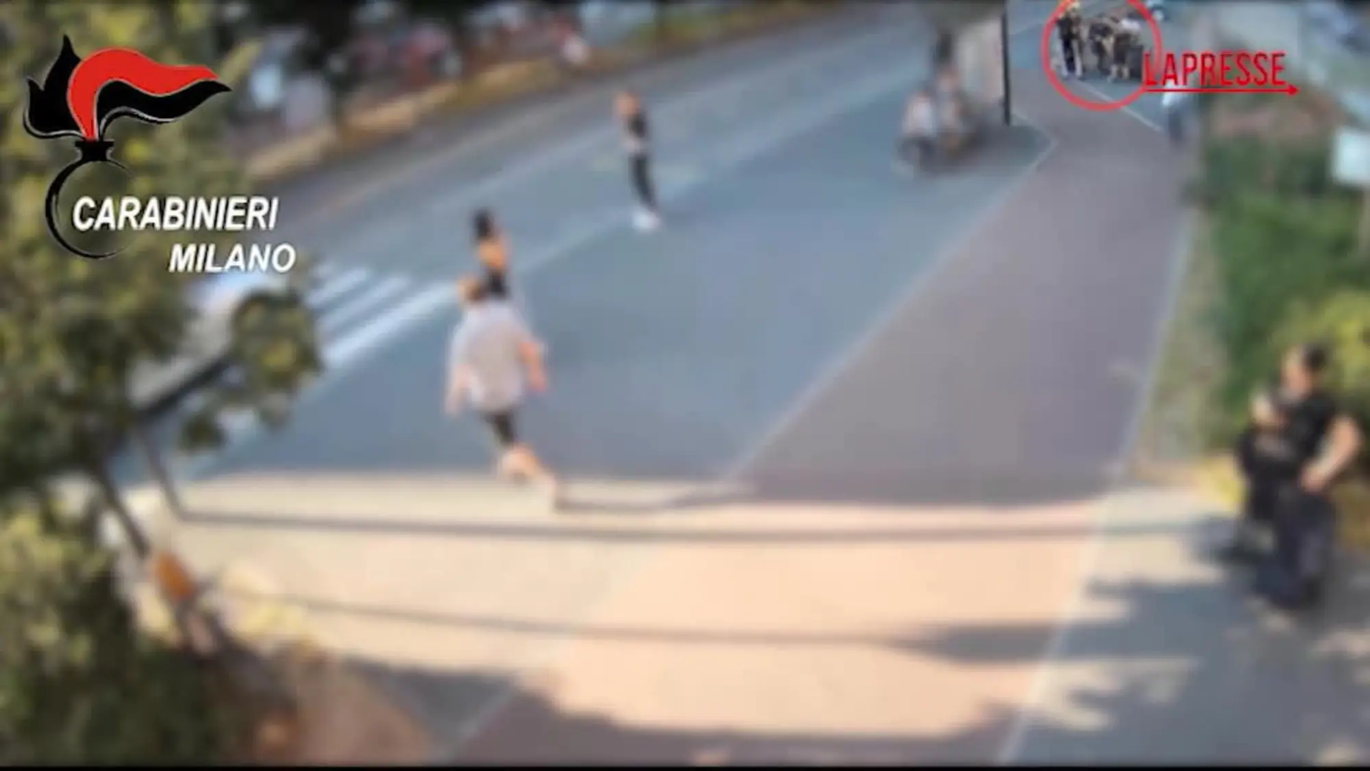 Milano, rapinato e aggredito a colpi di machete alla fermata della metro: video-choc
