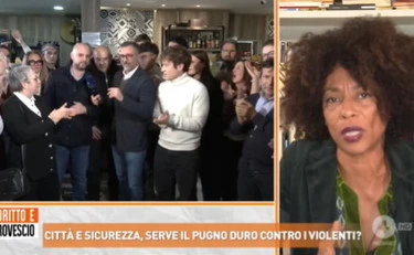 Dritto e rovescio, la rossa Bundu zittita dal ragazzo al bar: "Una vergogna!"