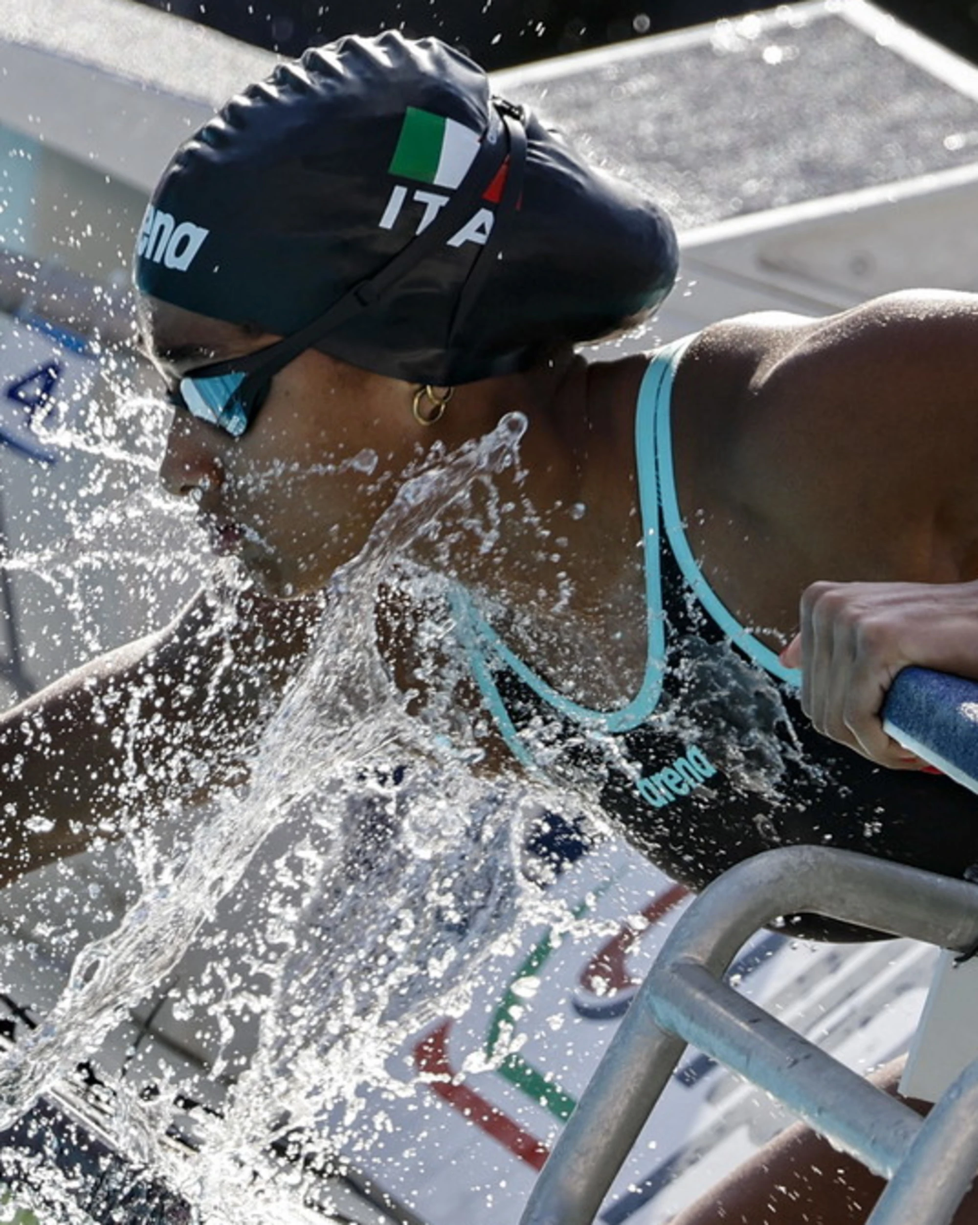 Sara Curtis lascia l'Italia, orrore puro: "Mi dicono che è nigeriano"