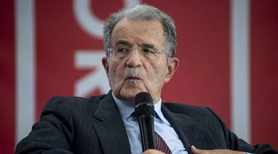 Prodi contro Vannacci: "Istinti più bassi". Salvini: "Giovane rampante del Pd"