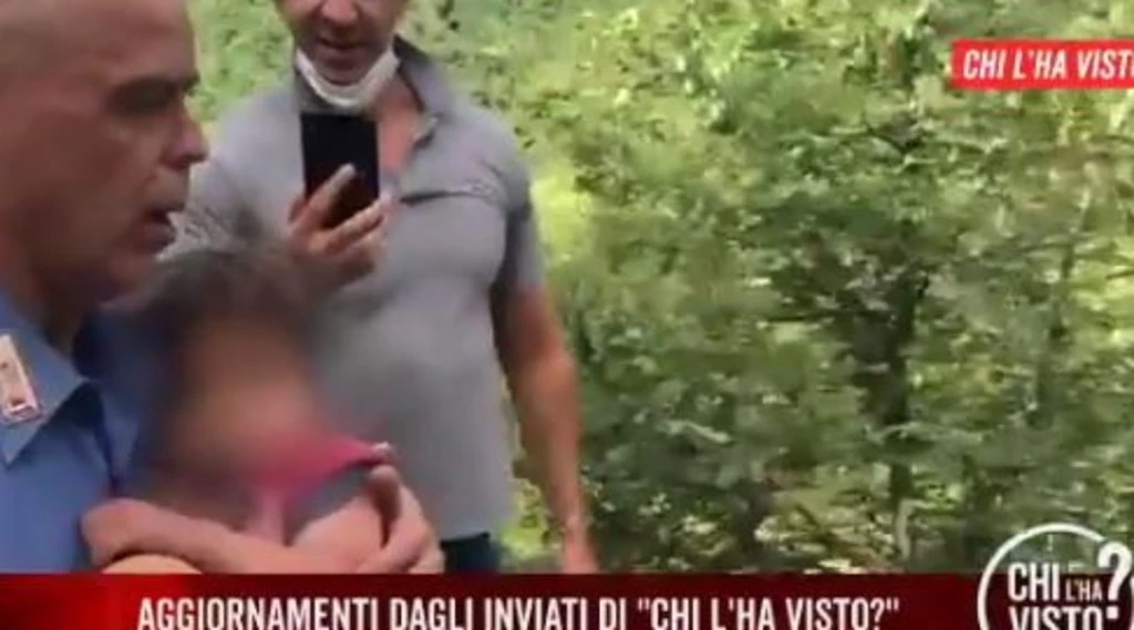 Mugello, Nicola sbuca dal burrone insieme al carabiniere: le urla del bimbo, attenzione a questo video