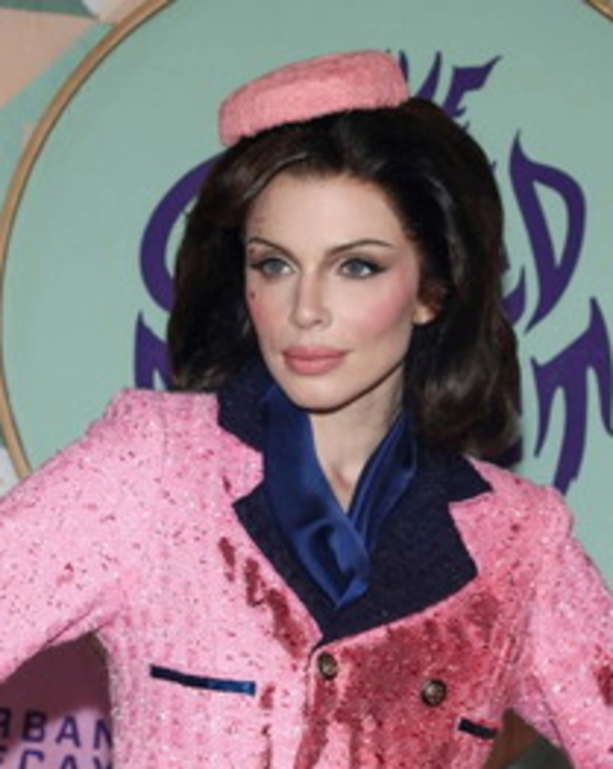 Julia Fox, l'abito insanguinato di Jackie Kennedy per Halloween: è polemica