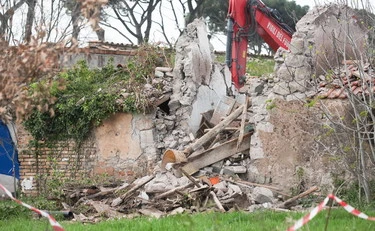 Roma, casale crollato al Parco degli Acquedotti: due morti. "Costruivano una bomba"