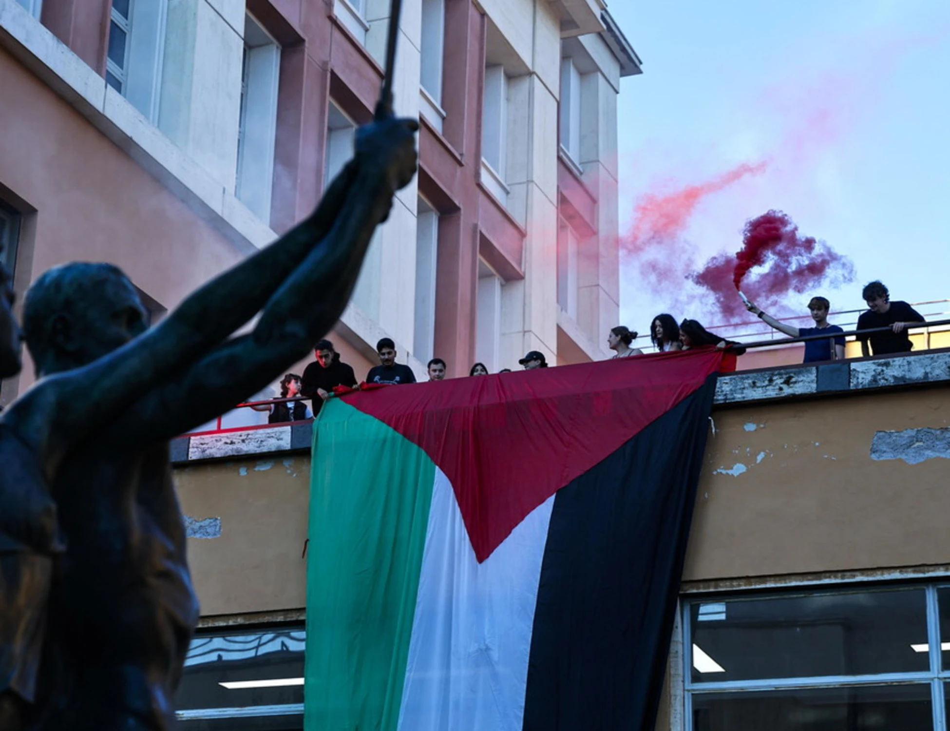 La Sapienza, i pro-Pal occupano l'università? Meloni: "Figli di papà dei centri sociali"