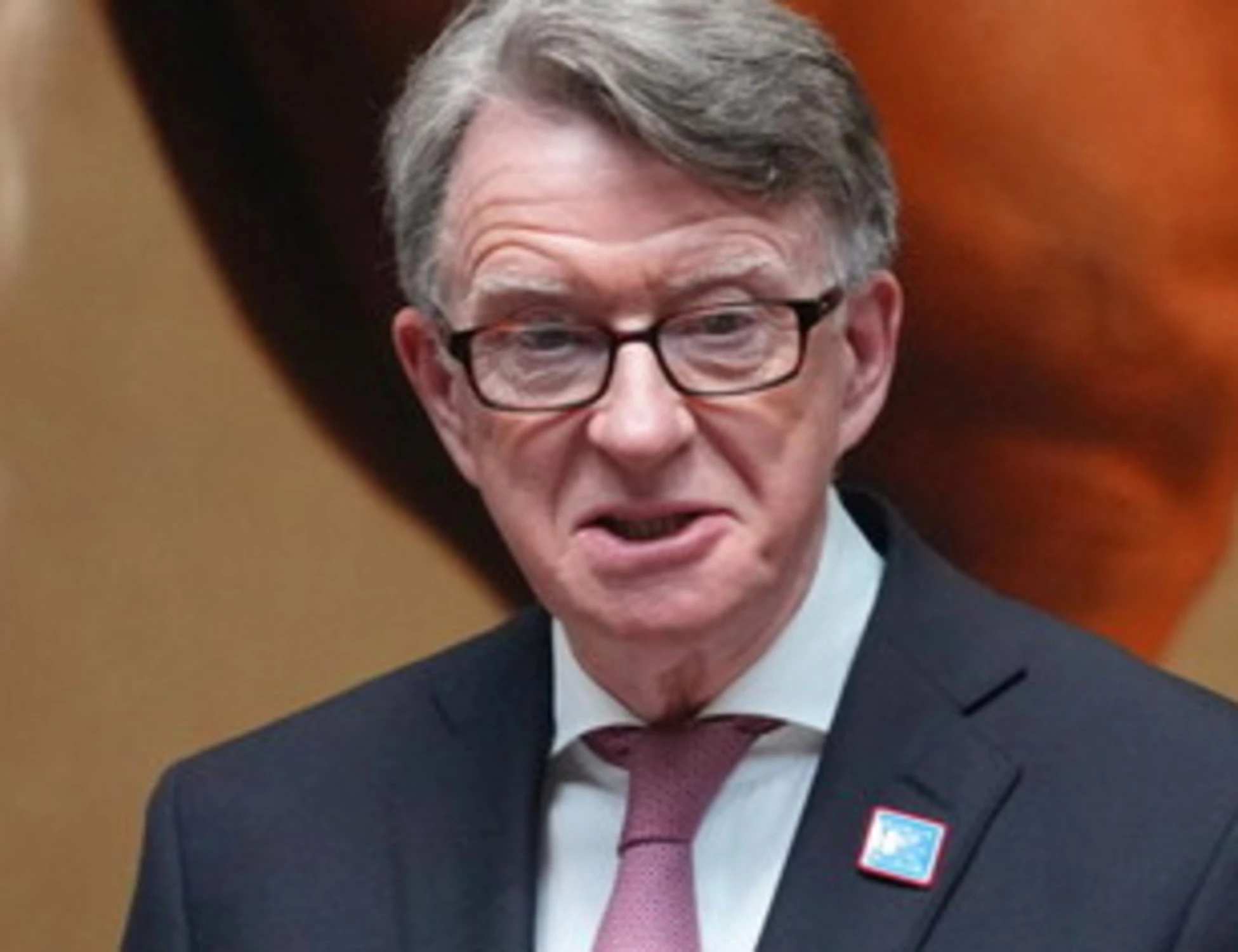 Scandalo Epstein, arrestato l'ex ministro inglese: di cosa lo accusano