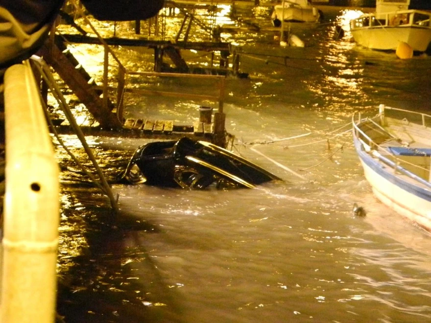 Il parroco cade nel canale con il suo Suv, i passanti lo salvano