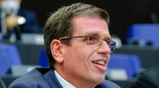 Immigrazione, il ministro greco Keridis: "Chiudere il Mediterraneo"