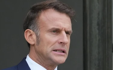 Francia, "voci sul governo": altra farsa di Macron