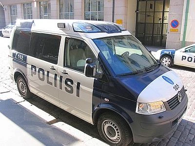 Finlandia, in mimetica e armato fa fuoco tra la folla a Hyvinkaa: un morto e 8 feriti