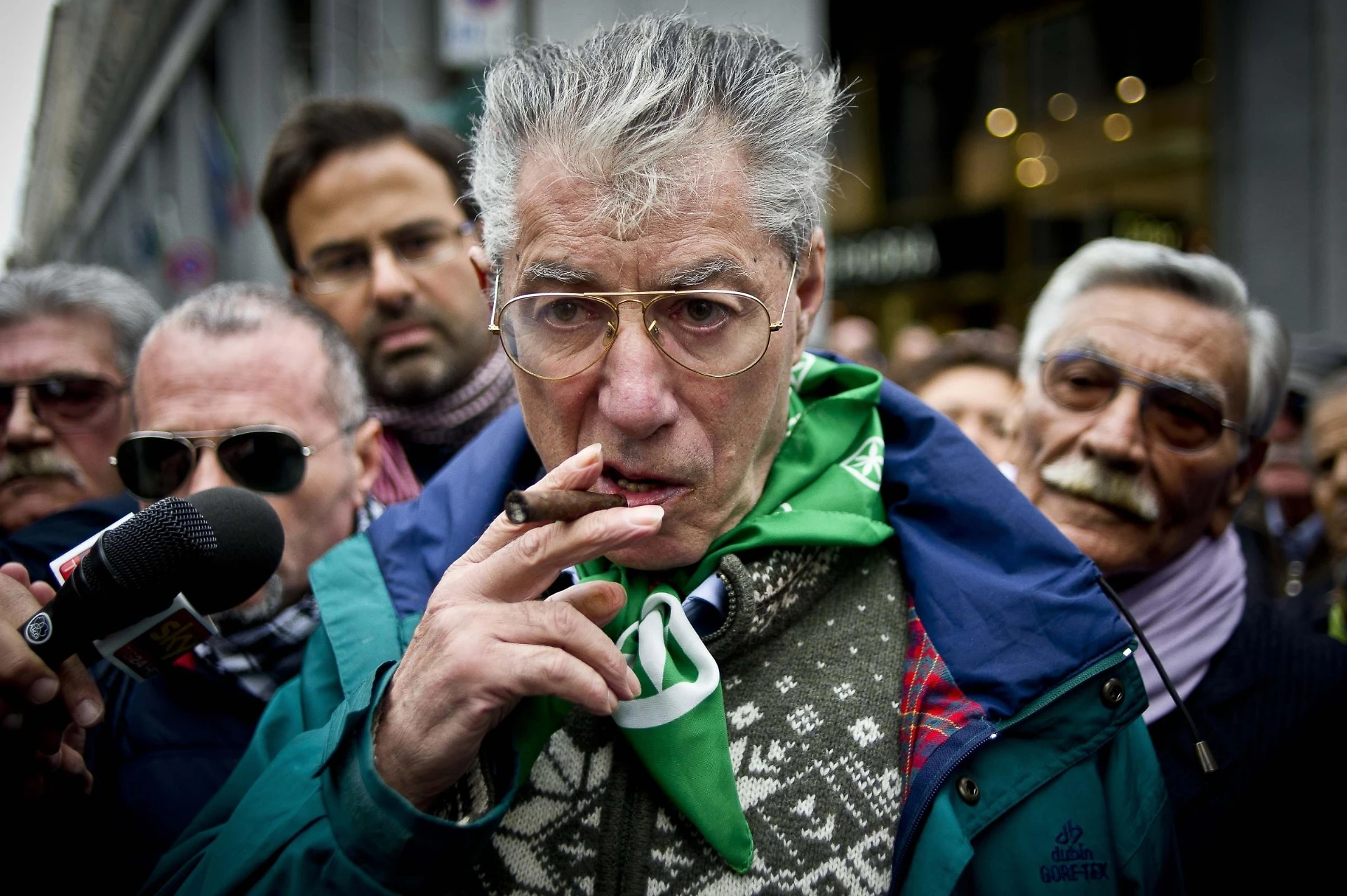 Terremoto Bossi. La vendetta contro Salvini e Maroni: la lettera