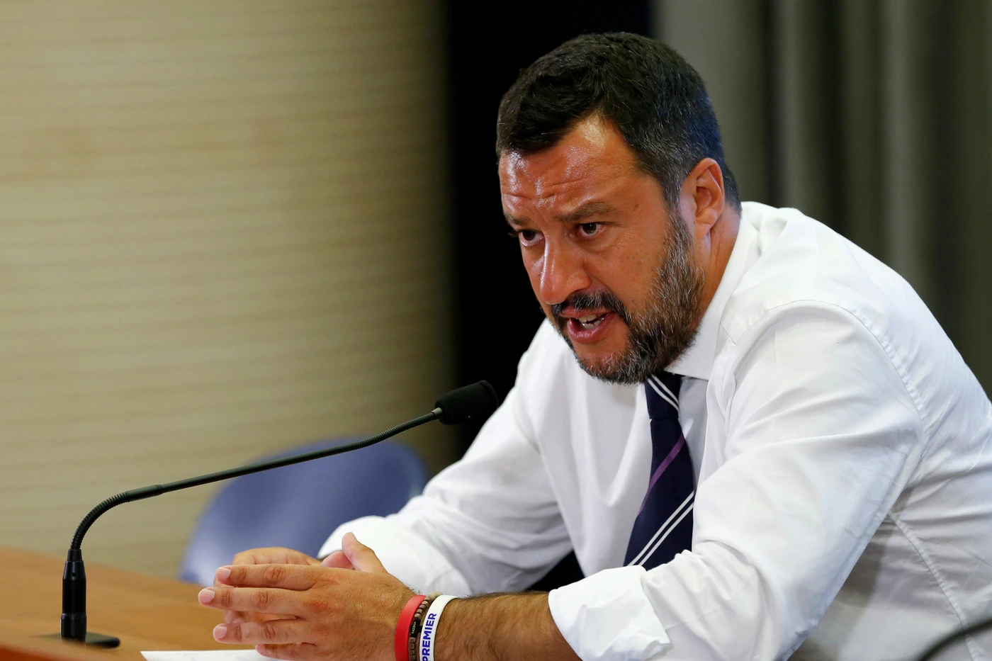 Matteo Salvini ministro uscente non molla: "No allo sbarco della Eleonore". Migranti, il Viminale sfida Conte