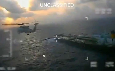 Atlantico, gli Usa sequestrano una petroliera russa: arriva la Marina di Putin