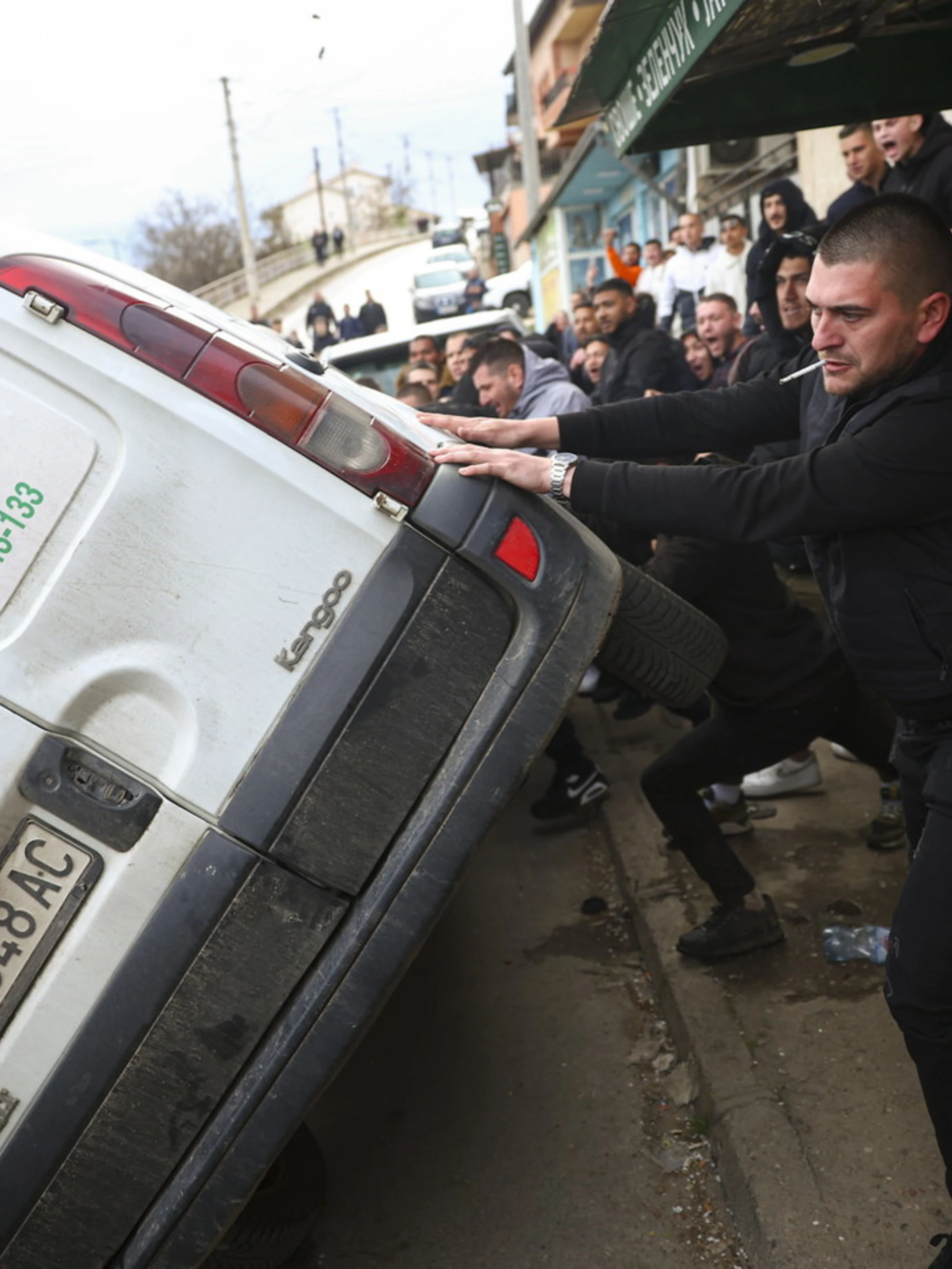 Macedonia, dopo la strage in discoteca esplode la guerriglia: assalto al municipio, Paese nel caos