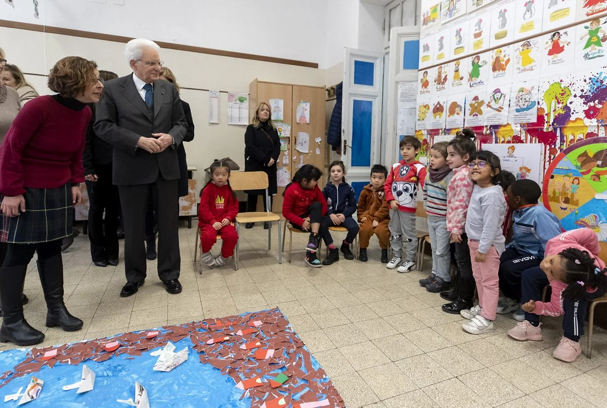 Mattarella visita a sorpresa una scuola di Roma