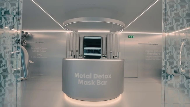 Cura dei capelli, a Milano l'installazione immersiva Metal Detox Capsule