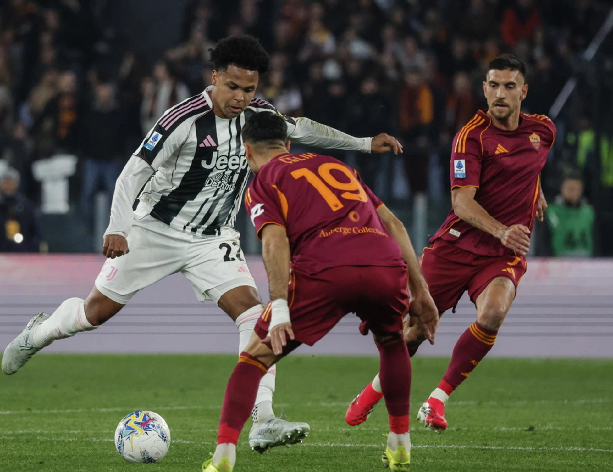 Juventus, match pirotecnico all'Olimpico: con la Roma finisce 3 a 3