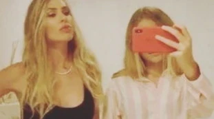 Chanel? "Mazzo di rose per lei": clamoroso sospetto a casa Totti-Blasi