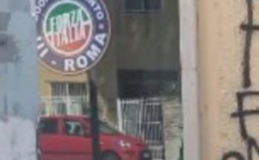 Roma, vandalizzata la sede di Forza Italia: "Fuori i fascisti"