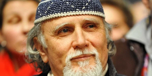 Il ricatto a Moni Ovadia: "Diecimila euro per le foto intime con la moglie"