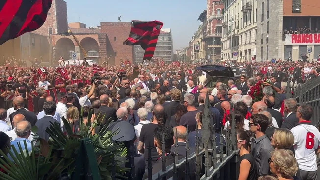 "C'è solo un capitano", il feretro di Baresi esce da Sant'Ambrogio