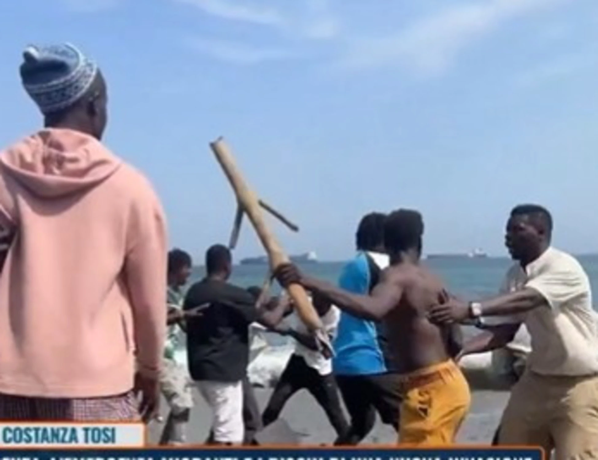 Ceuta, rissa bestiale tra i migranti davanti all'inviata di Zona Bianca: "Per una donna è pericoloso"
