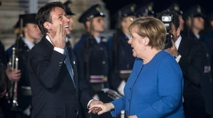 Angela Merkel riempie l'Italia di immigrati: "Nessuna emergenza", le lettere che provano l'ultimo sfregio