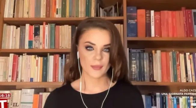 652x368