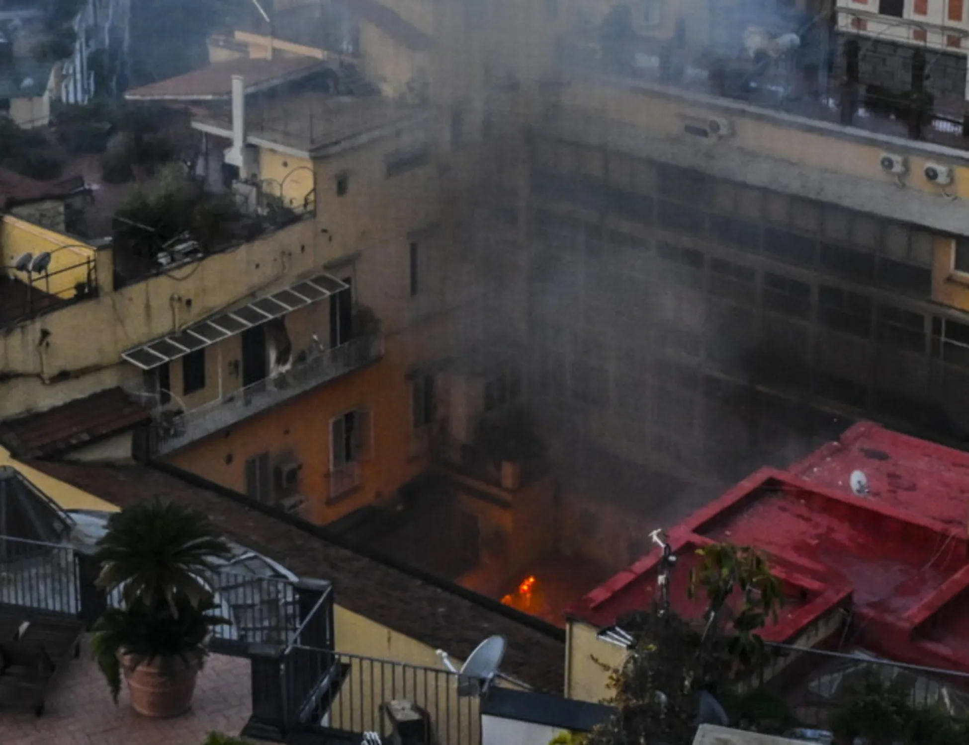 Leggi l'articolo: Il teatro Sannazaro non c'è più: l'incendio che sconvolge Napoli