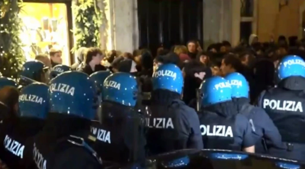 Studenti, caos davanti alla Camera: "Si sono materializzati all'improvviso". Scontri con la polizia