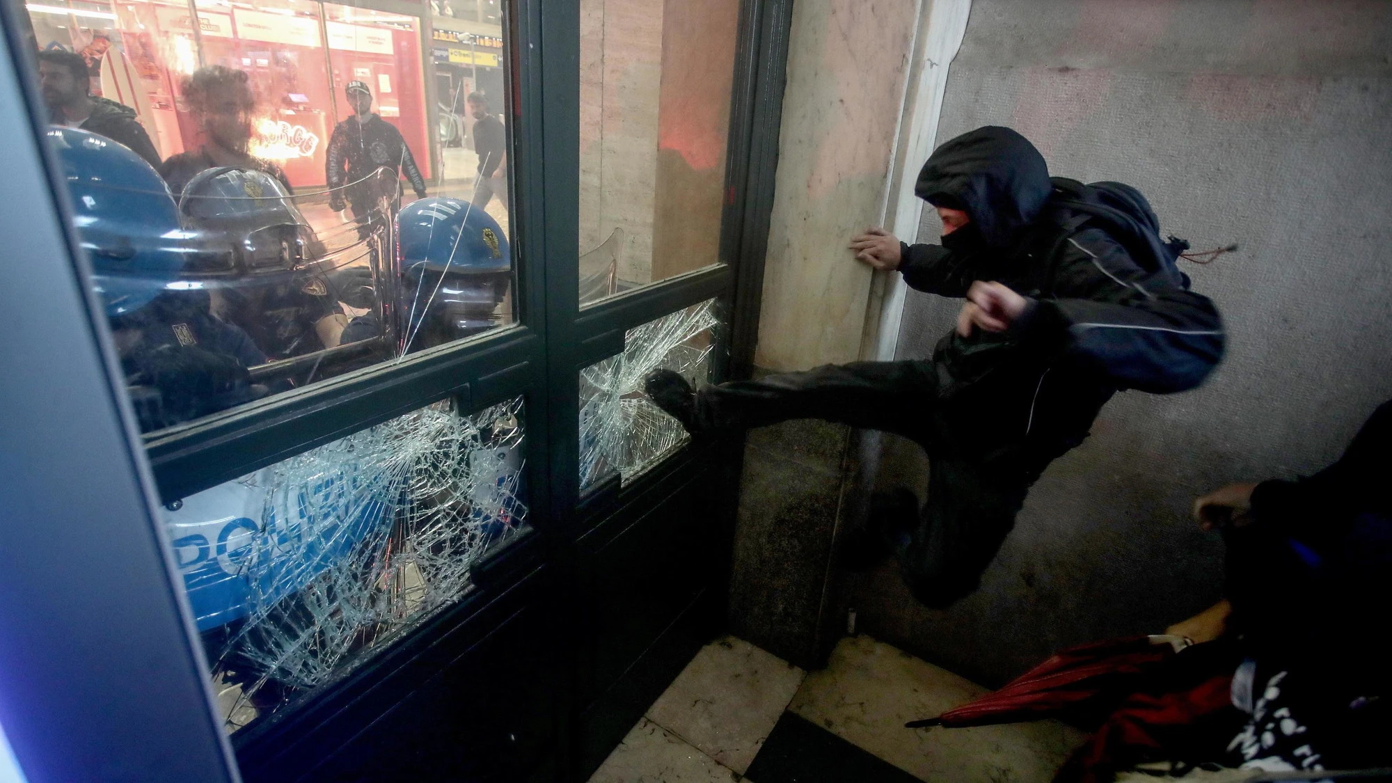 Milano, violenza pro-Pal in Centrale? Fermati 6 antagonisti del centro sociale regolarizzato da Beppe Sala