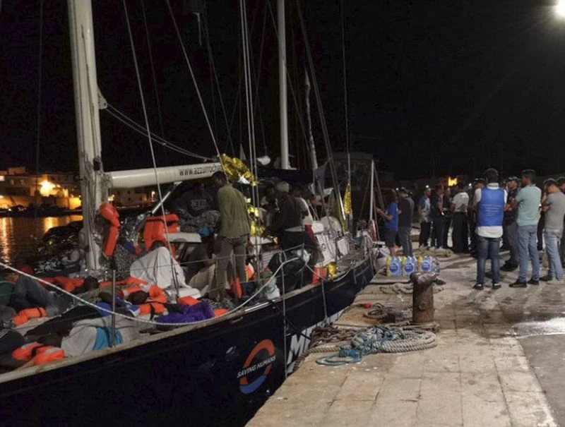 TUTTI SBARCATI DA NAVE ALEX, PORTAVOCE "MAI RIFIUTATO AIUTO"